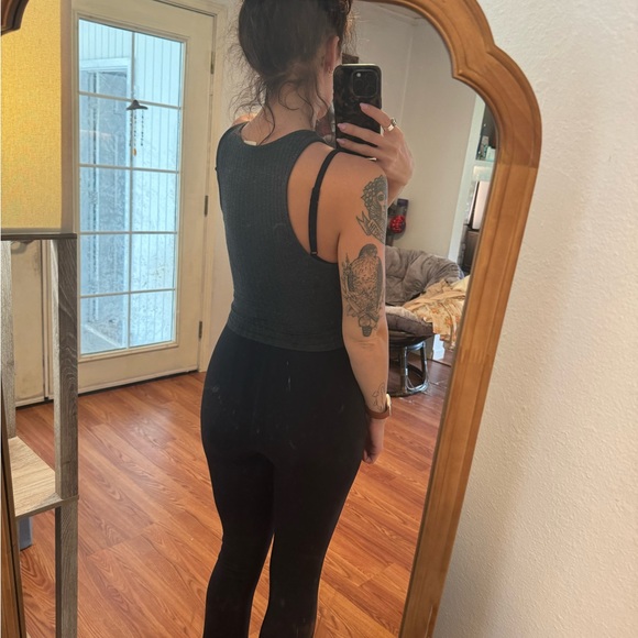 Crop Top Crossover Twist Front Tank - Picture 4 of 4